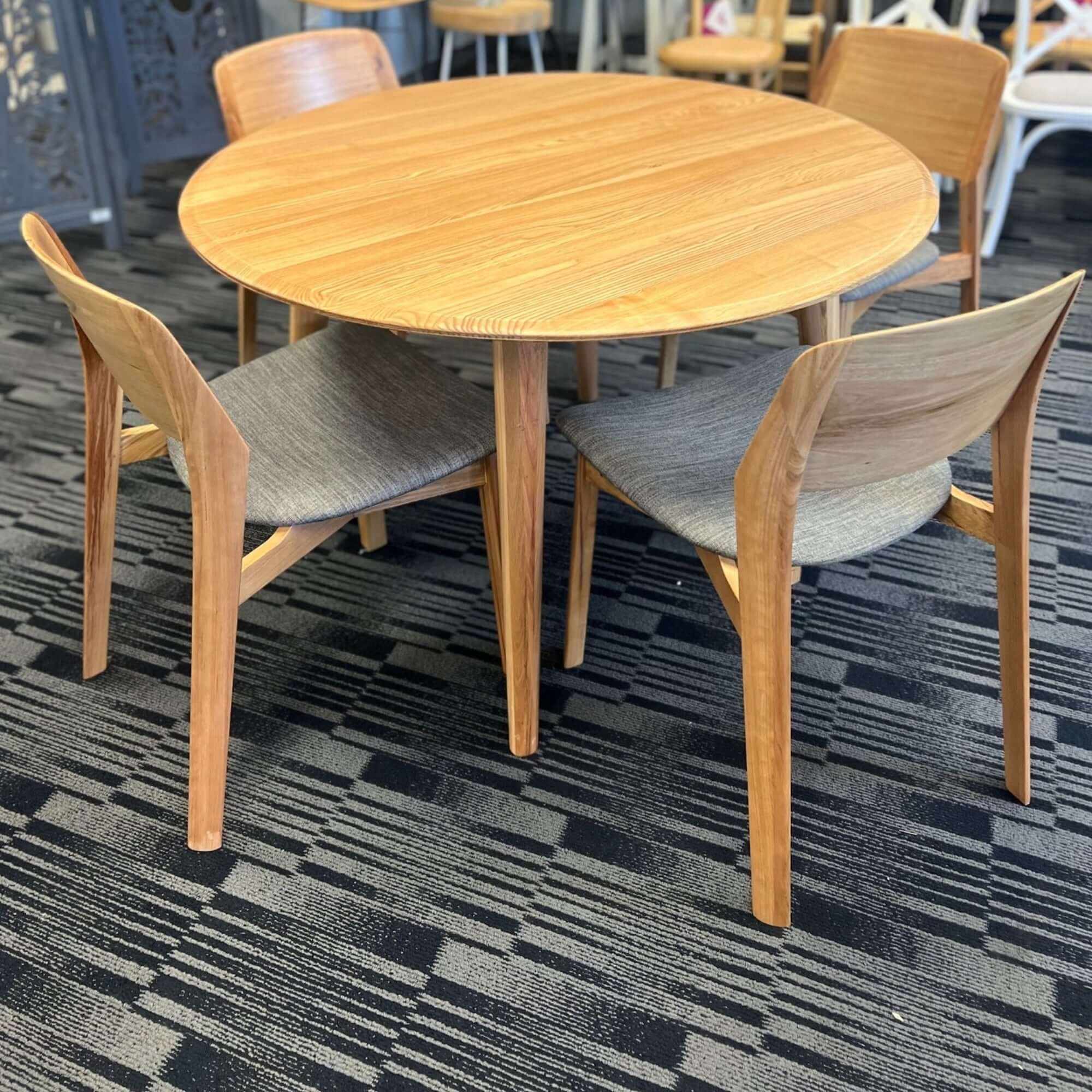 round dining table for 4 and chair