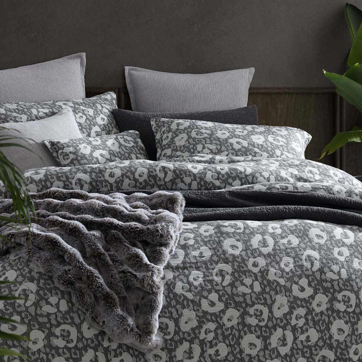 Leo Dove Cotton Duvet Cover Queen With Pillows